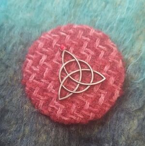 NWT Celtic Trinity Knot whith red crystal on a wool habdwaved hrooch.Ireland